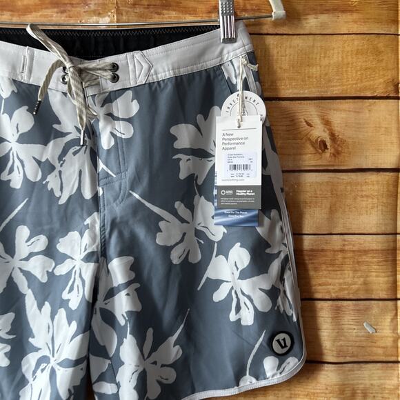 Vuori Cruise Board Shorts Mens 28 Dusty Blue Plumeria Drawstring V314 - Picture 2 of 8